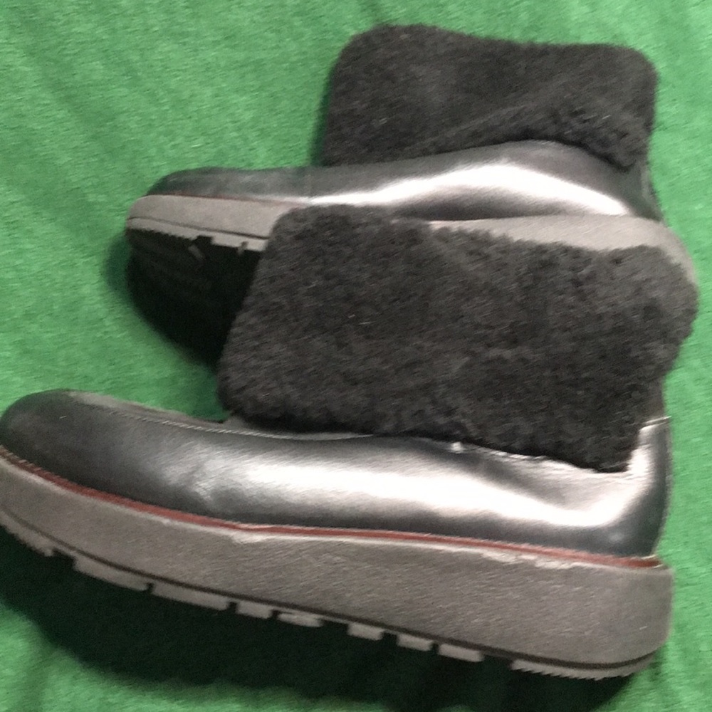 Black shearling boot size 9 Fitflop